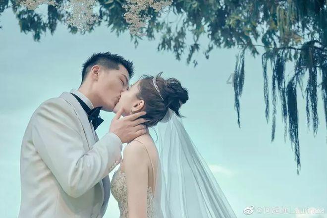 42岁马丽登《趋势》开年封面,穿玫瑰袖深V礼服,如美神降临